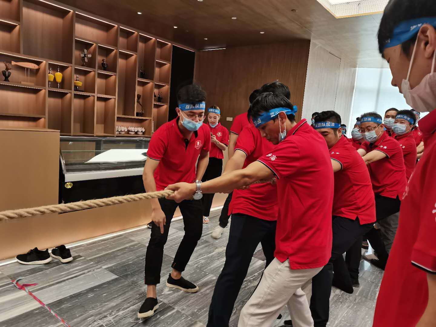 第六届湖北牛商争霸赛启动会拔河比赛-博莱达环境
